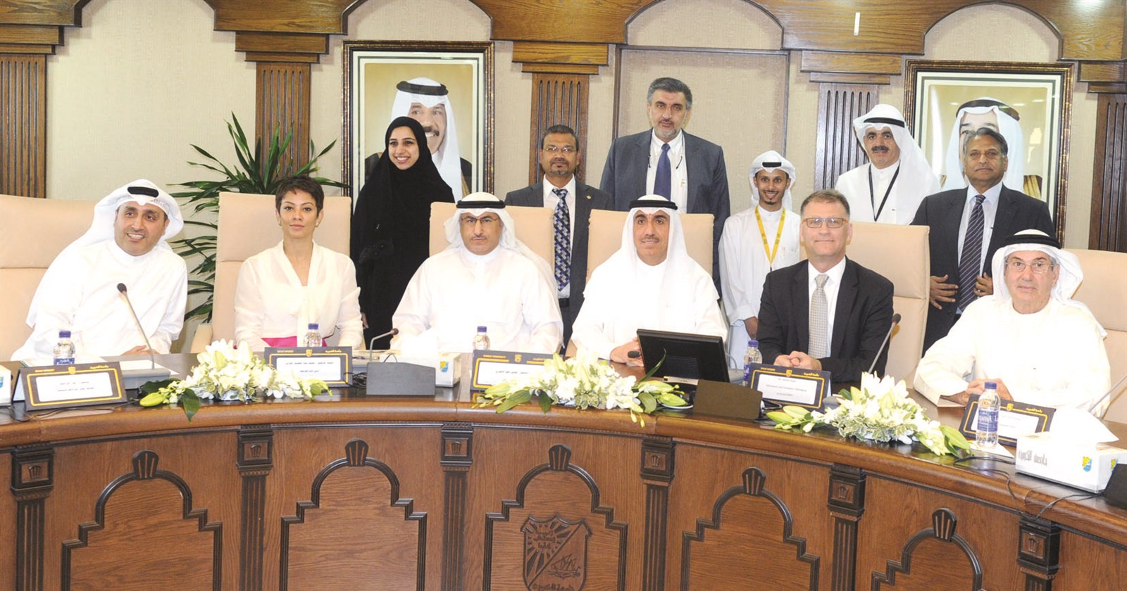 u0645u0645u062bu0644u0648 u062cu0627u0645u0639u0629 u0627u0644u0643u0648u064au062a u0648u0627u0644u0634u0631u0643u062au064au0646 u0627u0644u0645u0646u0641u0630u062au064au0646 u0644u0644u0645u0634u0631u0648u0639 u062eu0644u0627u0644 u062du0641u0644 u062au0648u0642u064au0639 u0627u0644u0639u0642u062f (u062au0635u0648u064au0631 u0632u0643u0631u064au0627 u0639u0637u064au0629)