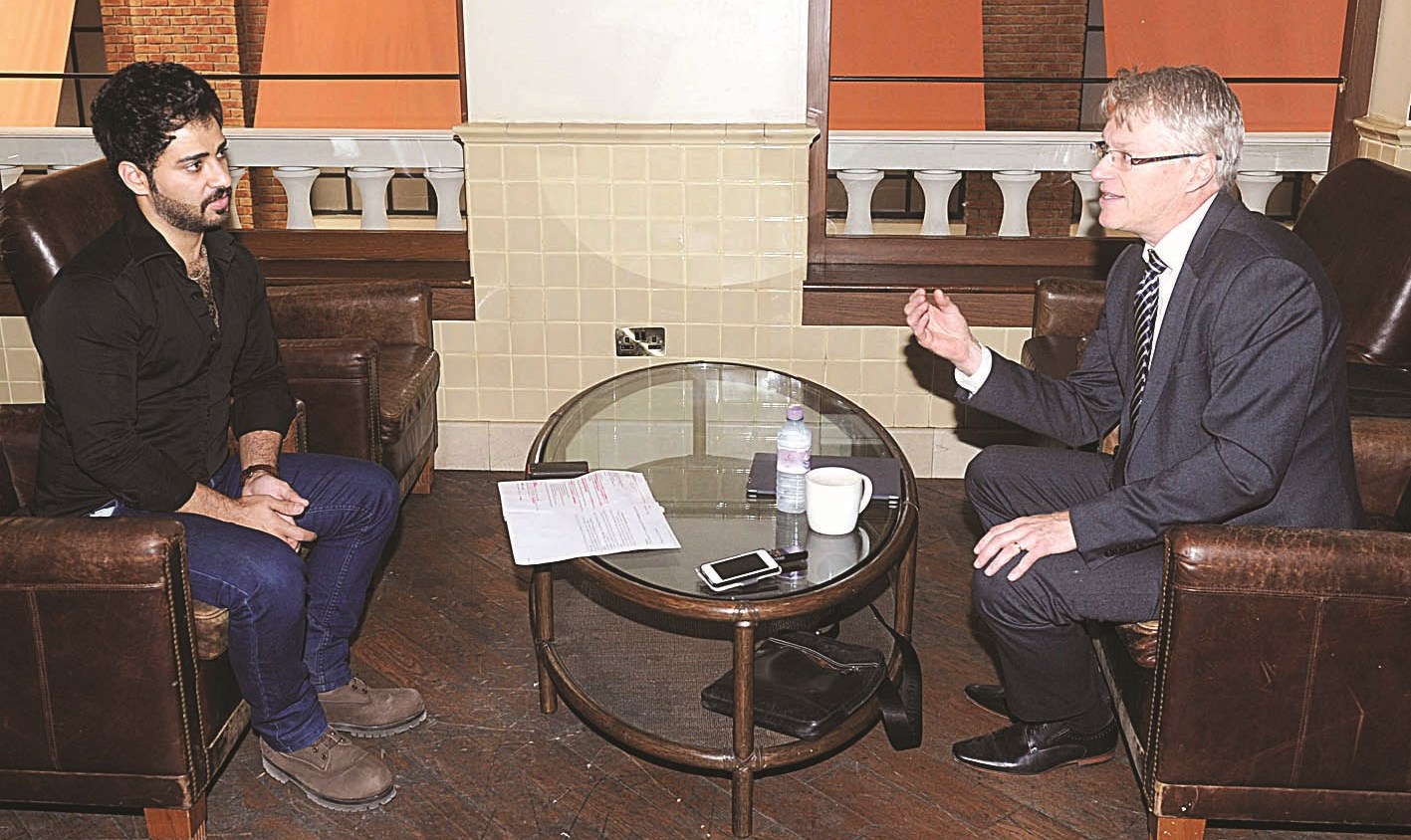 لاندرغن متحدثاً إلى الزميل علاء محمود (تصوير زكريا عطية)