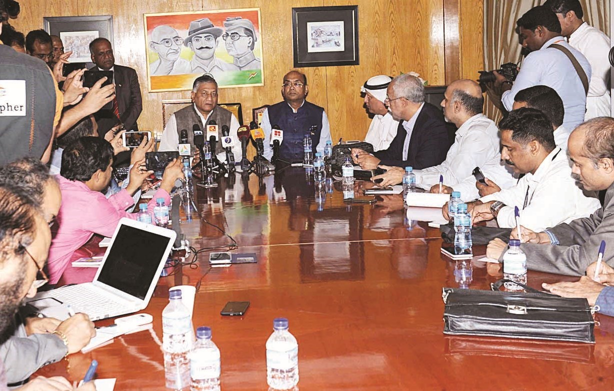 u0648u0632u064au0631 u0627u0644u0634u0624u0648u0646 u0627u0644u062eu0627u0631u062cu064au0629 u0627u0644u0647u0646u062fu064a u0645u062au062du062fu062bu0627u064b u0644u0644u0635u062du0627u0641u064au064au0646 (u062au0635u0648u064au0631 u0643u0631u0645 u0630u064au0627u0628)