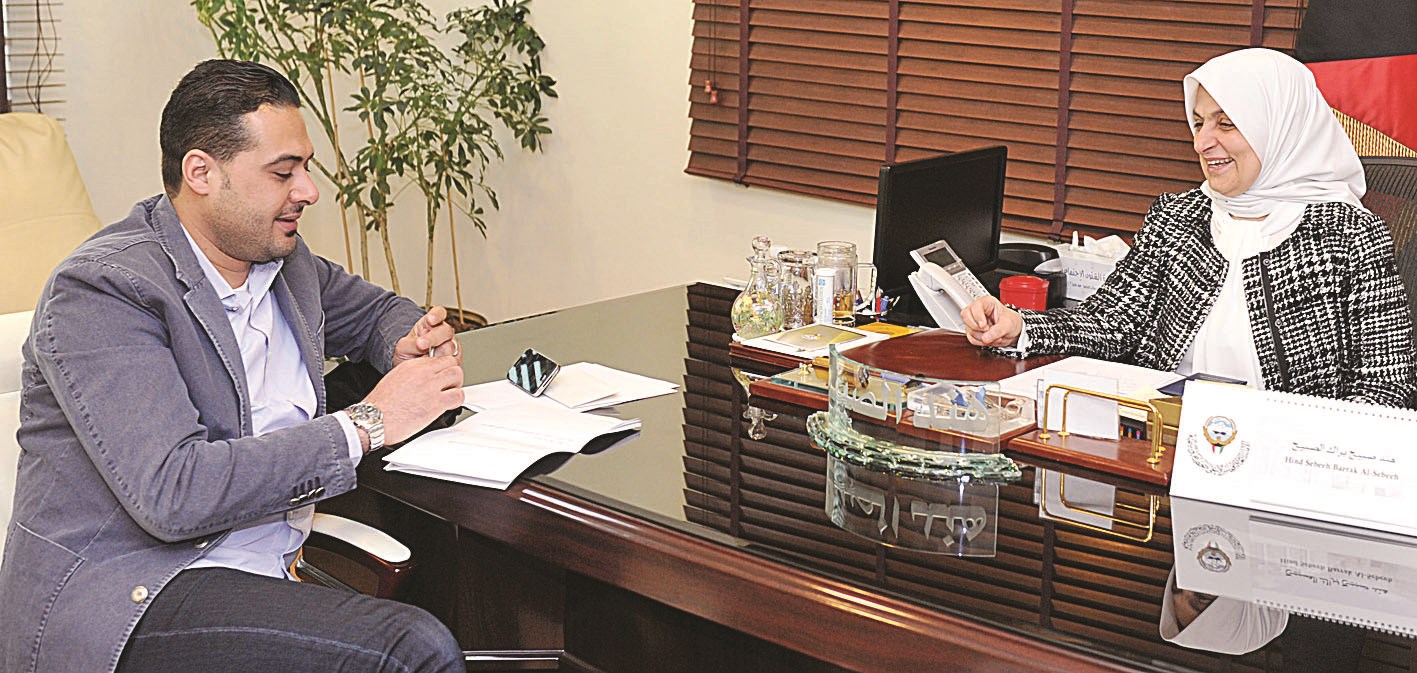 الصبيح تتحدث للزميل إبراهيم موسى (تصوير سعد هنداوي)