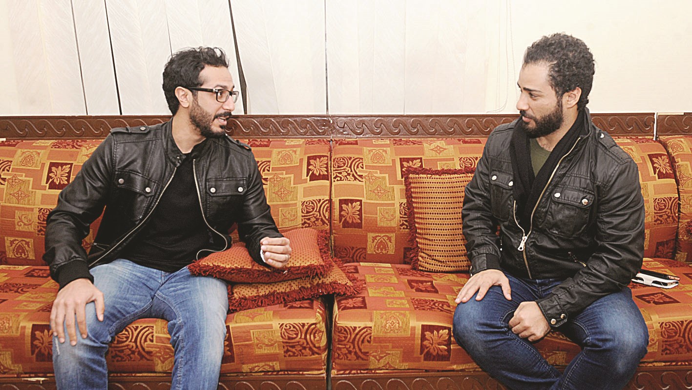 العماني متحدثاً للزميل علاء محمود (تصوير بسام زيدان)