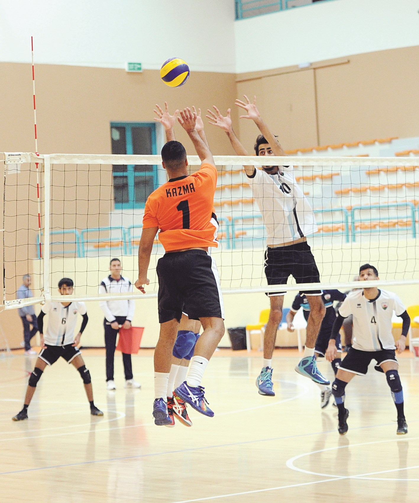 u0636u0631u0628u0629 u0633u0627u062du0642u0629 u0644u0643u0627u0638u0645u0629 u0641u064a u0645u0648u0627u062cu0647u0629 u062du0627u0626u0637 u0635u062f u062cu0647u0631u0627u0648u064a  (u062au0635u0648u064au0631 u0637u0627u0631u0642 u0639u0632 u0627u0644u062fu064au0646)