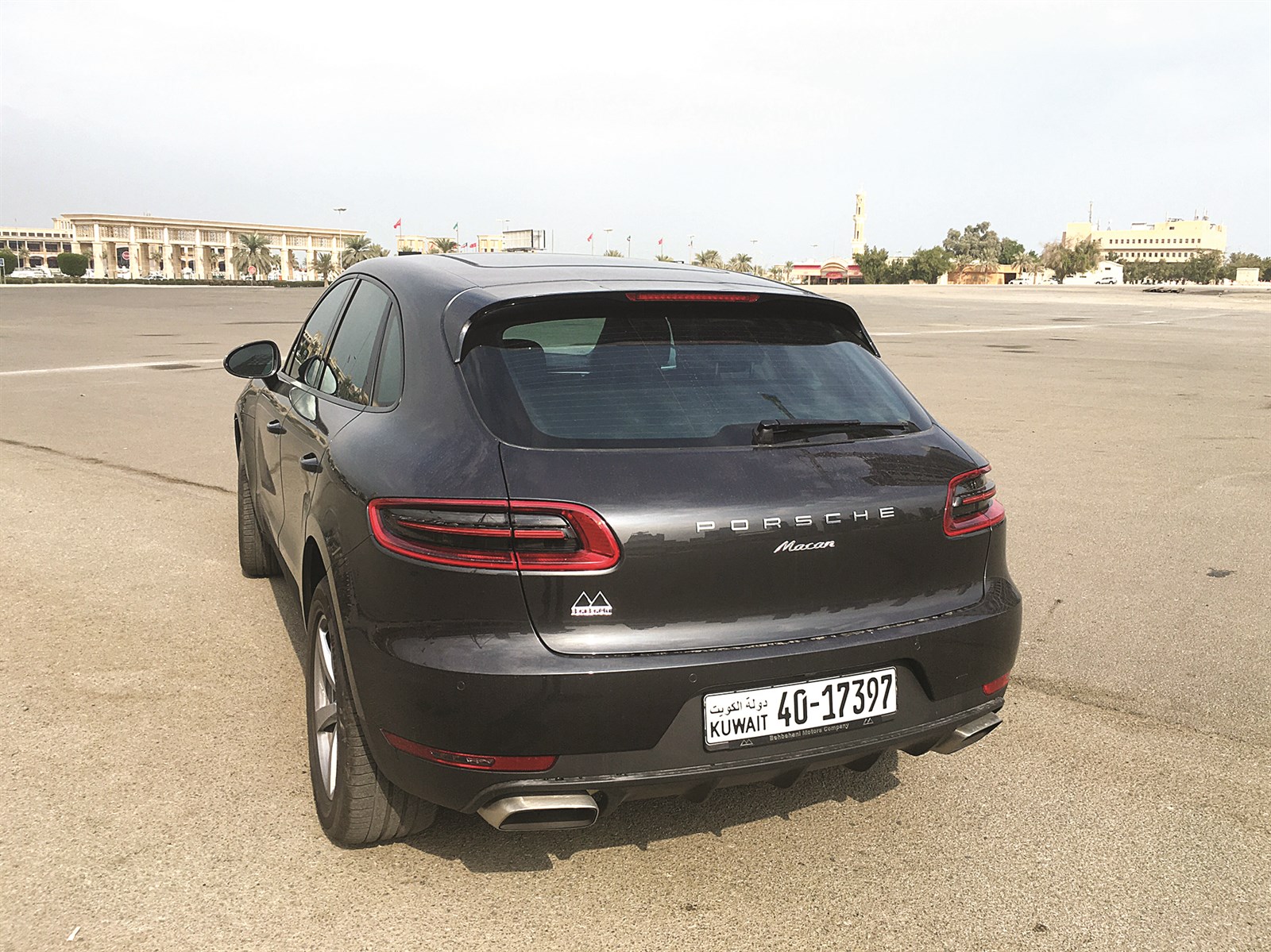 التصميم الخلفي جاء متلازماً مع الخطوط العامة للسيارة