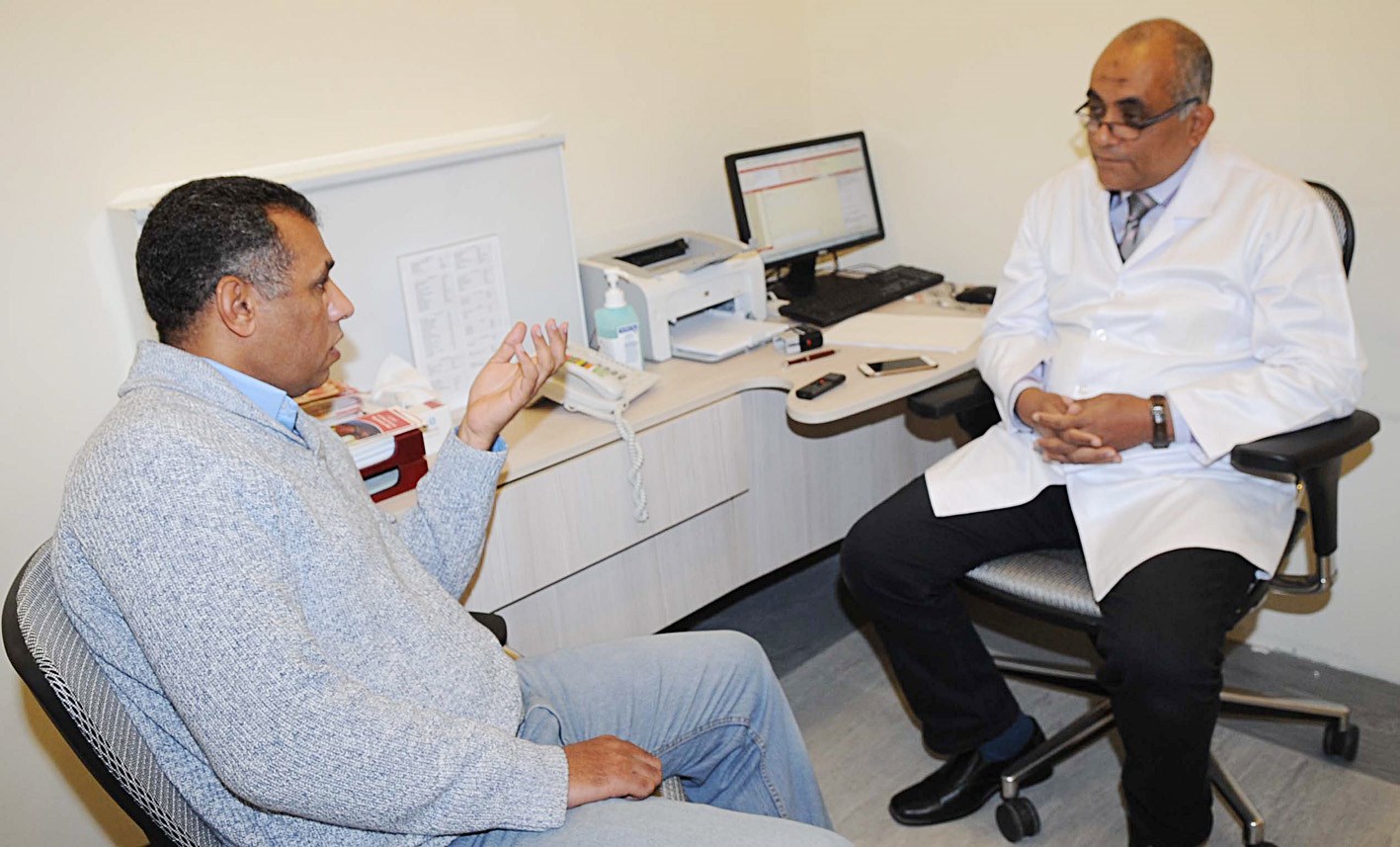 الخليفة متحدثاً للزميل عمر العلاس     (تصوير كرم ذياب)