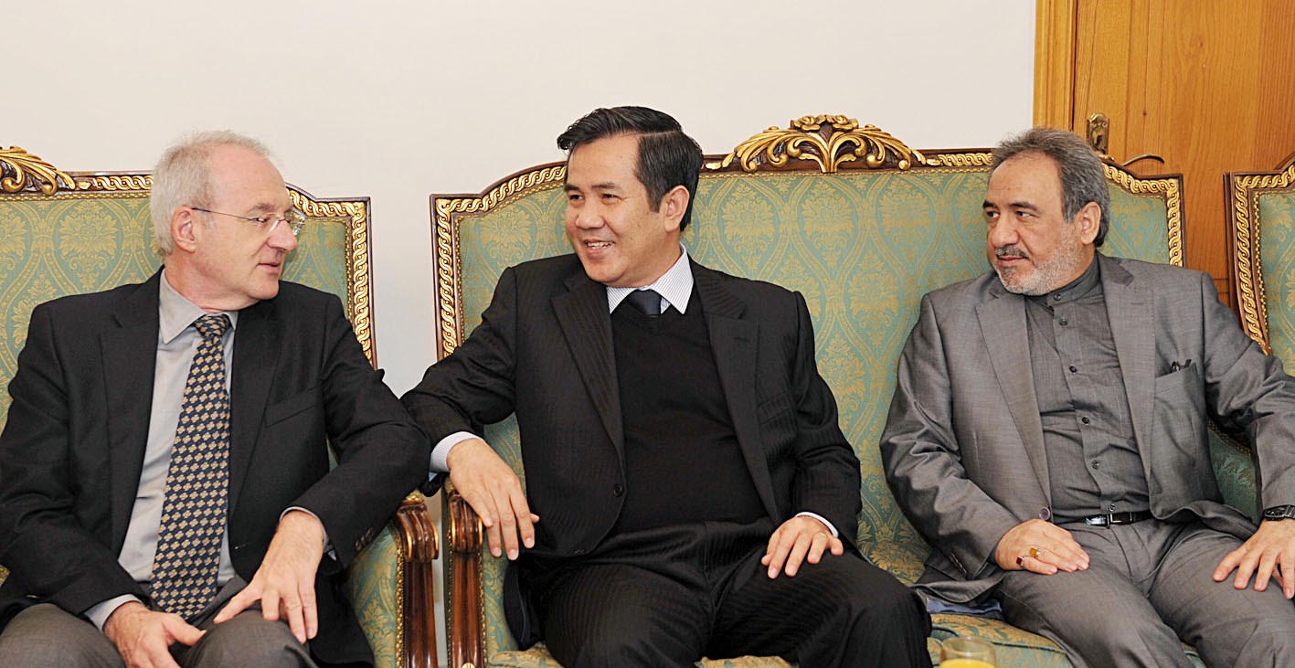 u0633u0641u064au0631u0627u0646 u064au0642u062fu0645u0627u0646 u0627u0644u062au0639u0627u0632u064a u0628u0648u0641u0627u0629 u0631u0641u0633u0646u062cu0627u0646u064a (u062au0635u0648u064au0631 u0633u0639u062f u0647u0646u062fu0627u0648u064a)