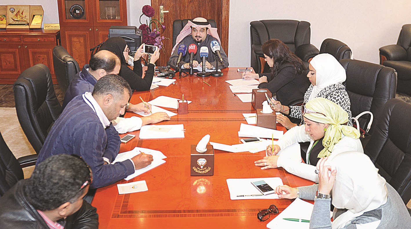 العبدالهادي متحدثاً في المؤتمر الصحافي