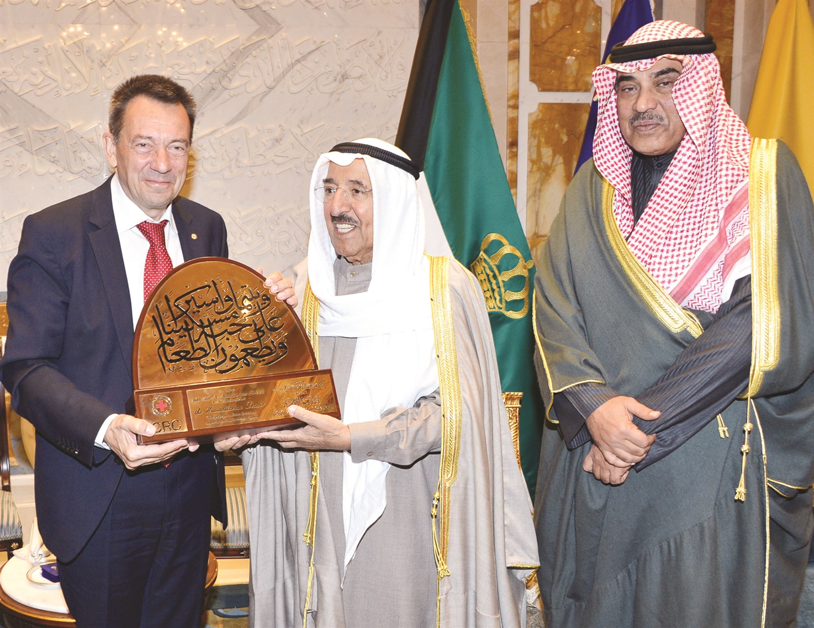 صاحب السمو متسلماً درعاً تذكارية من ماورير