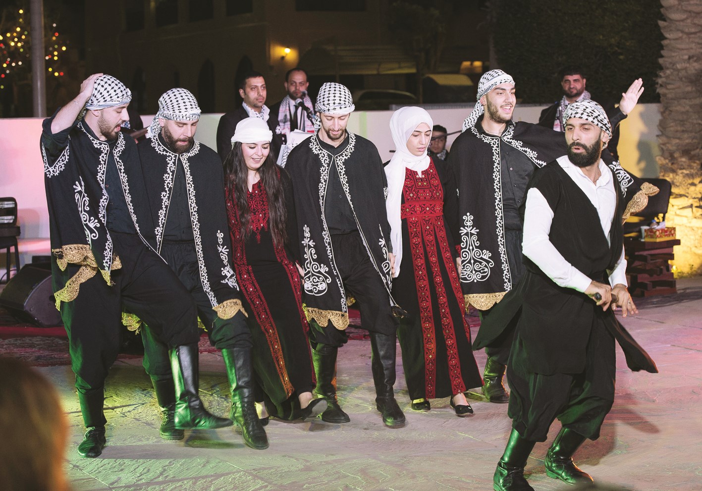 الجمهور تفاعل مع الدبكة  (تصوير جاسم بارون)