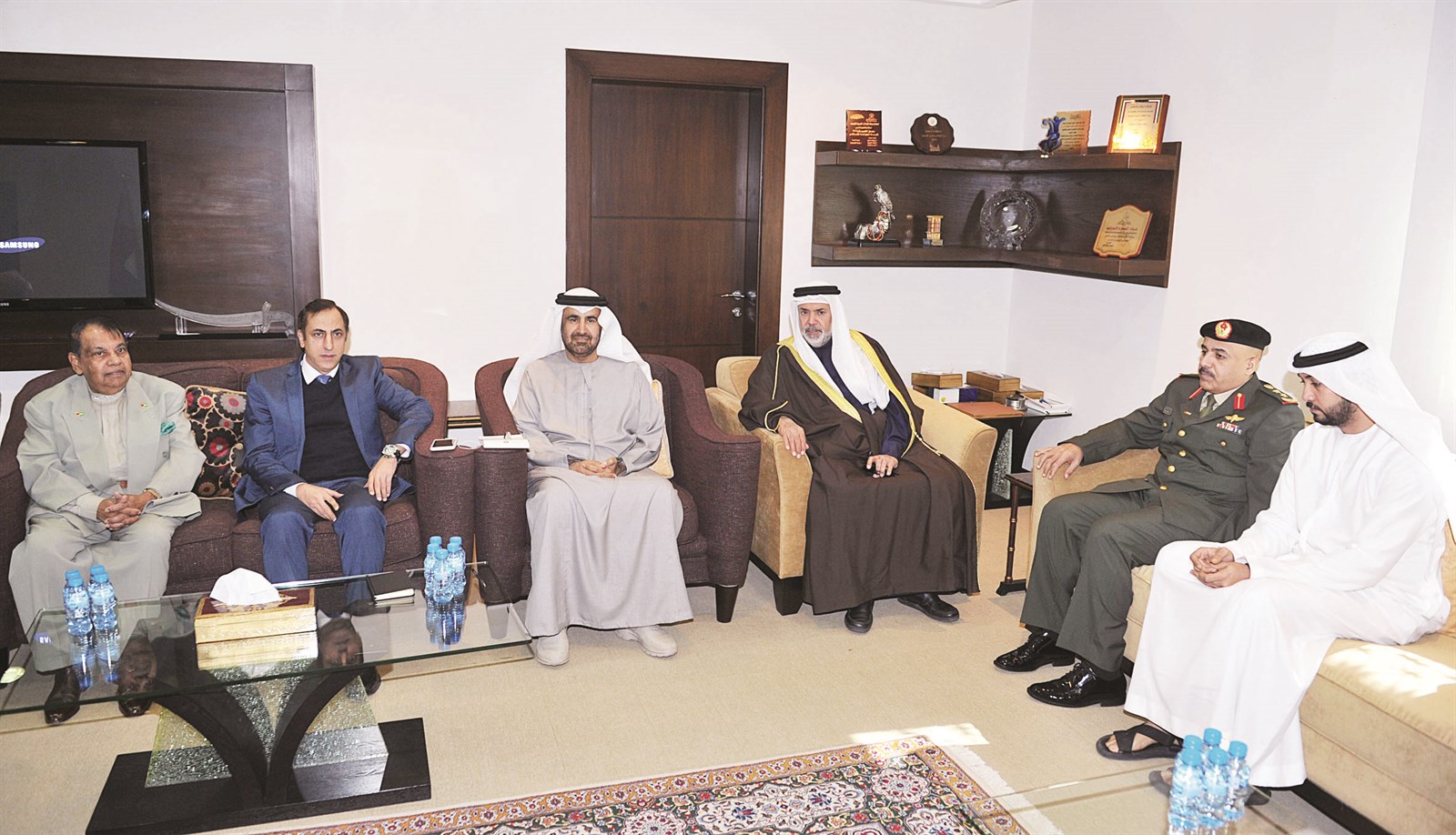 السفير الإماراتي والملحق العسكري أحمد الكعبي يستقبلان المعزين  (تصوير سعد هنداوي)