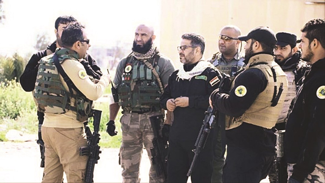 أبو عزرائيل مع مجموعة من قيادات «الحشد الشعبي»