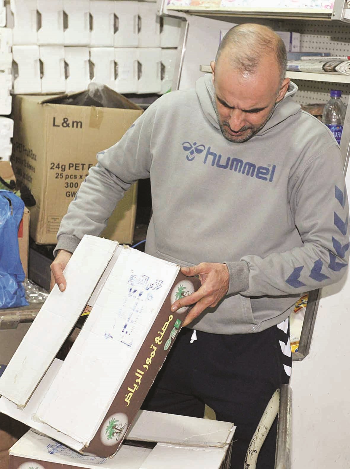 حسن الموسوي يتأكد من تاريخ اللحوم المجمدة