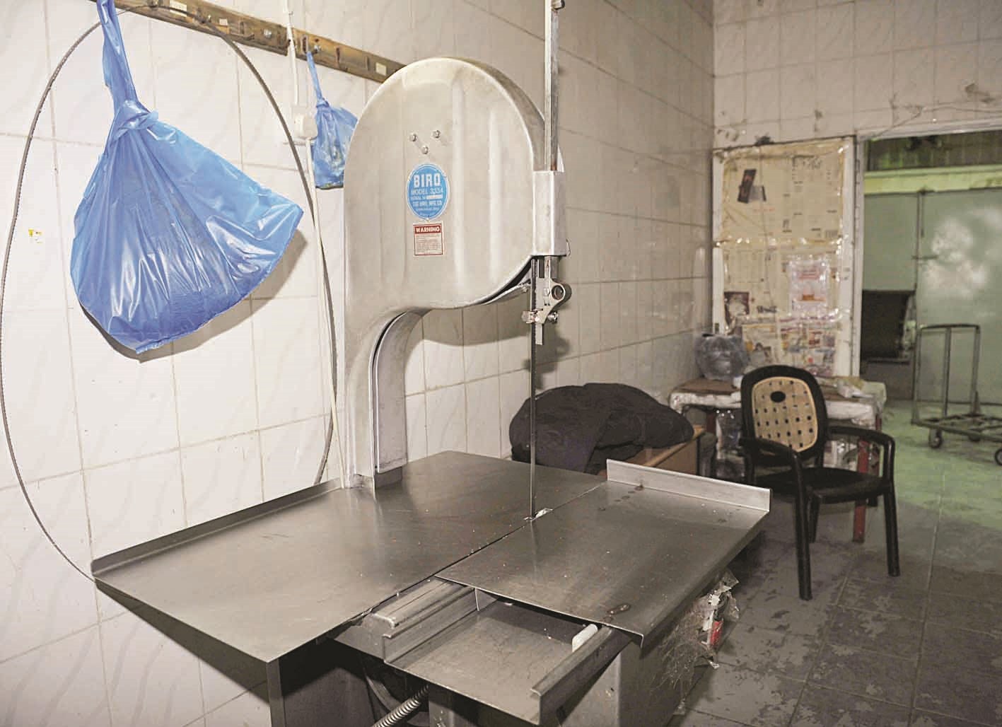 التأكد من نظافة قطاعة اللحوم