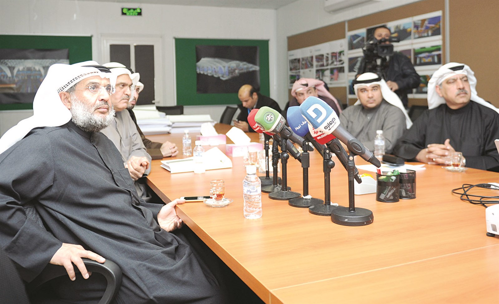 u0627u0644u0648u0632u064au0631 u0627u0644u0645u0637u0648u0639 u0648u0645u0631u0627u0641u0642u0648u0647 u064au0633u062au0645u0639u0648u0646 u0644u0634u0631u062d u0639u0646 u0645u0631u0627u062du0644 u062au0646u0641u064au0630 u0627u0644u0645u0634u0631u0648u0639 (u062au0635u0648u064au0631 u0633u0639u0648u062f u0633u0627u0644u0645)