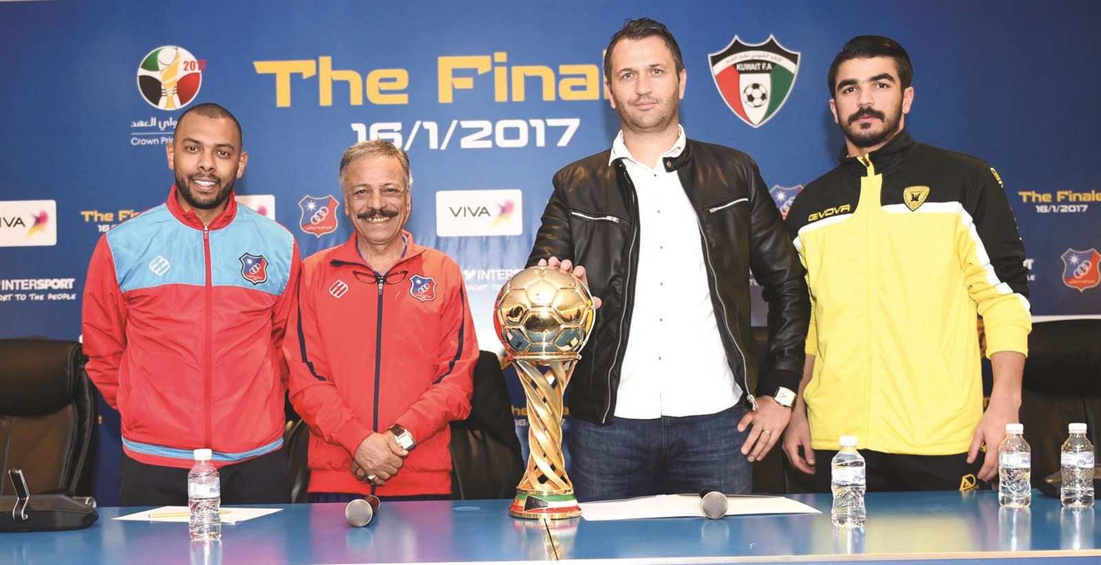 الرياحي وستاركيفيتش من جهة وعبدالله والعتيقي من جهة... وبينهما الكأس الغالية (تصوير جاسم بارون)