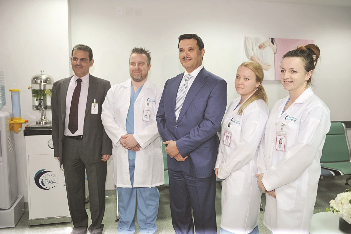 ...وفي لقطة تذكارية مع عدد من طاقم المستشفى