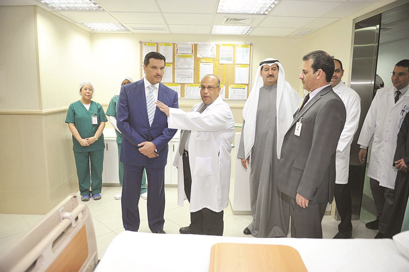 وزير الصحة يستمع إلى شرح حول التوسعات الجديدة (تصوير نور هنداوي)