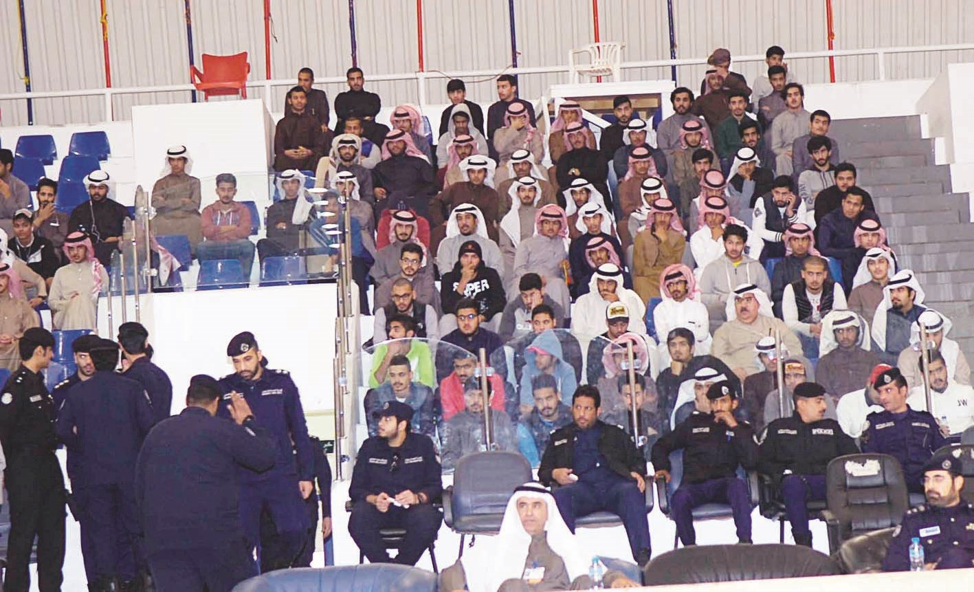 الحضور يتابعون وقائع القرعة