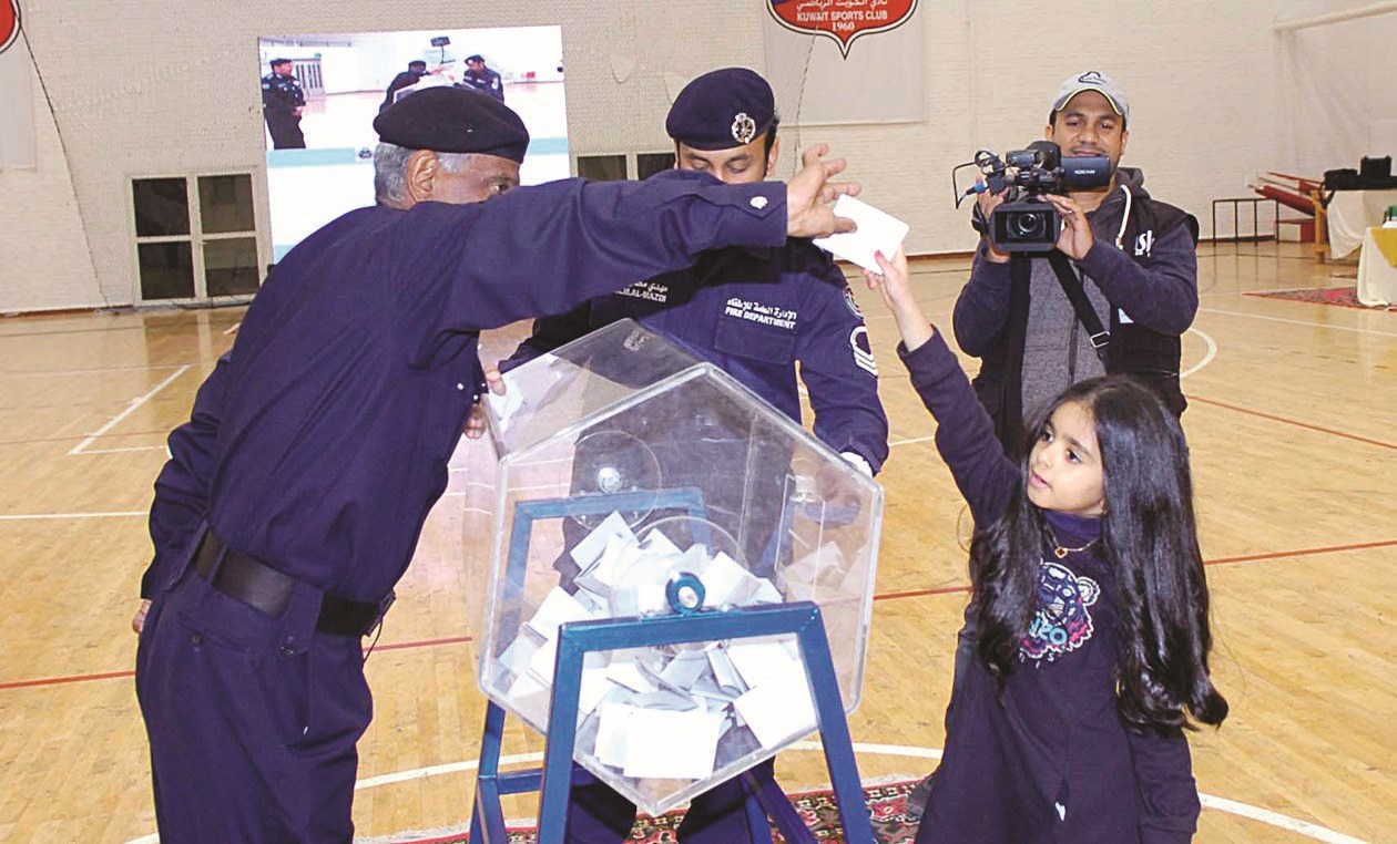 طفلة تسحب بطاقة أحد الفائزين