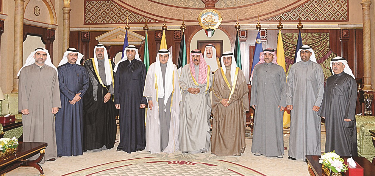 ولي العهد متوسطاً وفد النادي العلمي