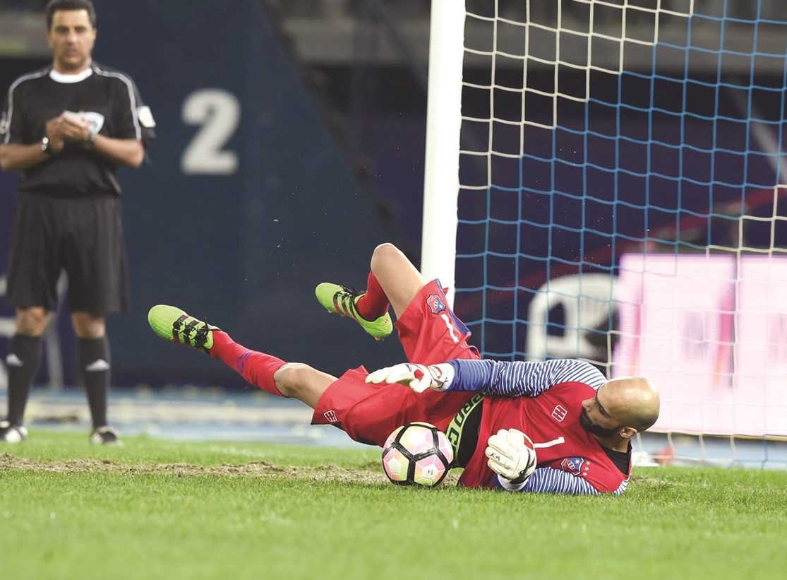 مصعب الكندري متصدياً لـ «ترجيحية الفهد» (تصوير جاسم بارون)