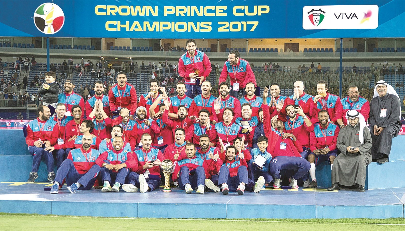 لاعبو «الكويت» يحتفلون بالكأس الغالية