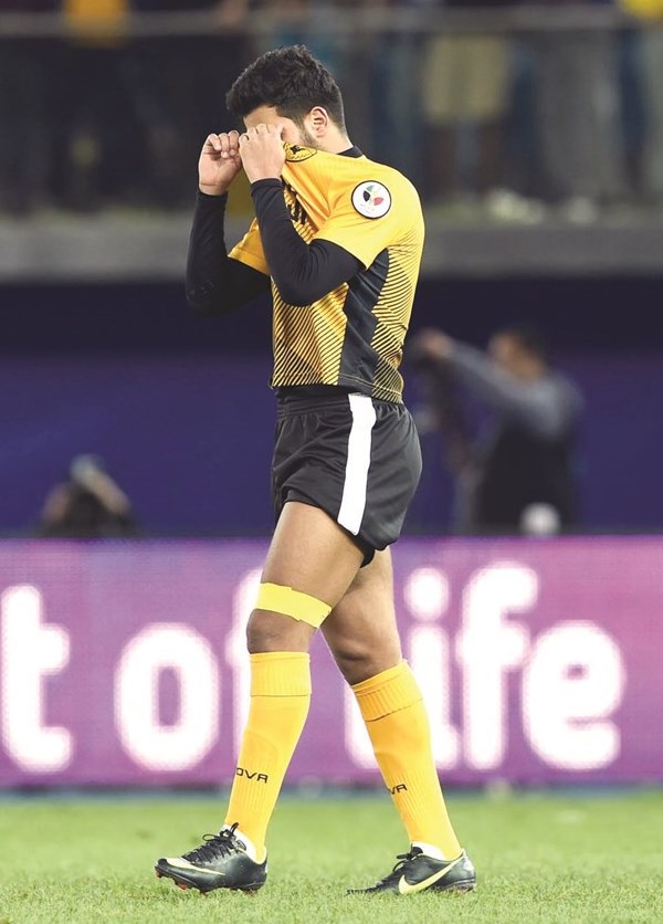 محمد الفهد محبطاً بعد إضاعة الترجيحية