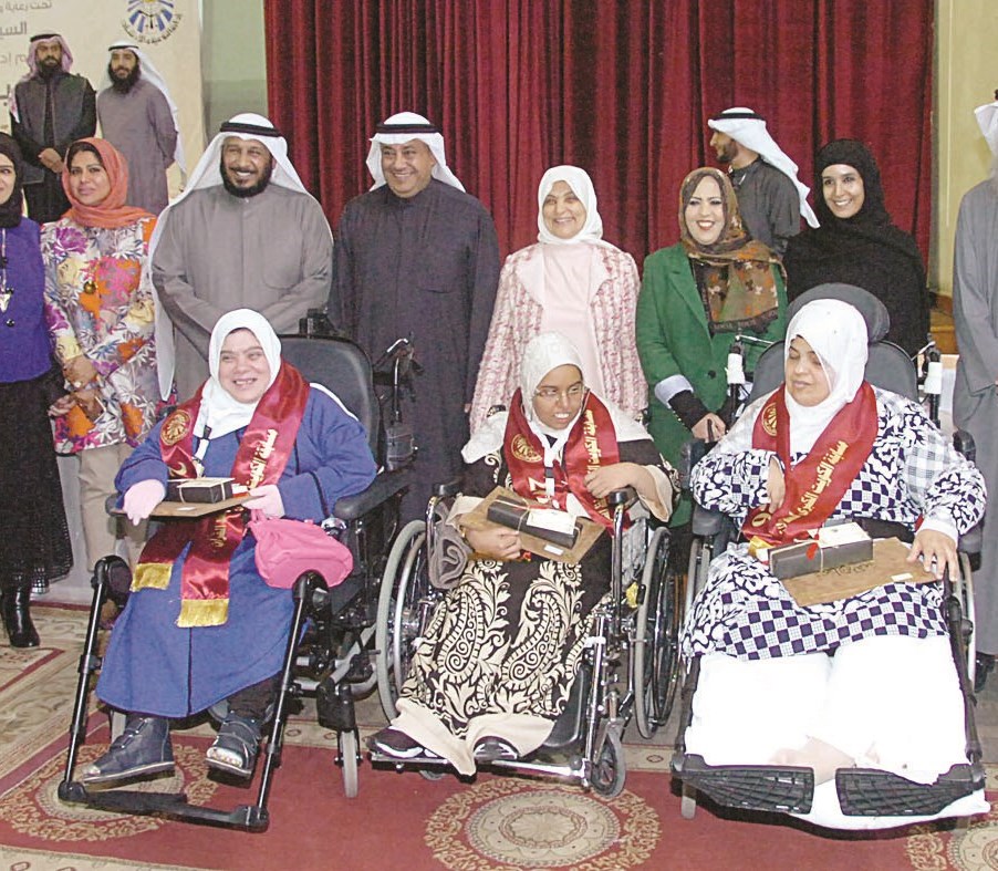 u0648u0632u064au0631u0629 u0627u0644u0634u0624u0648u0646 u0645u0639 u0639u062fu062f u0645u0646 u0627u0644u0641u0627u0626u0632u0627u062a