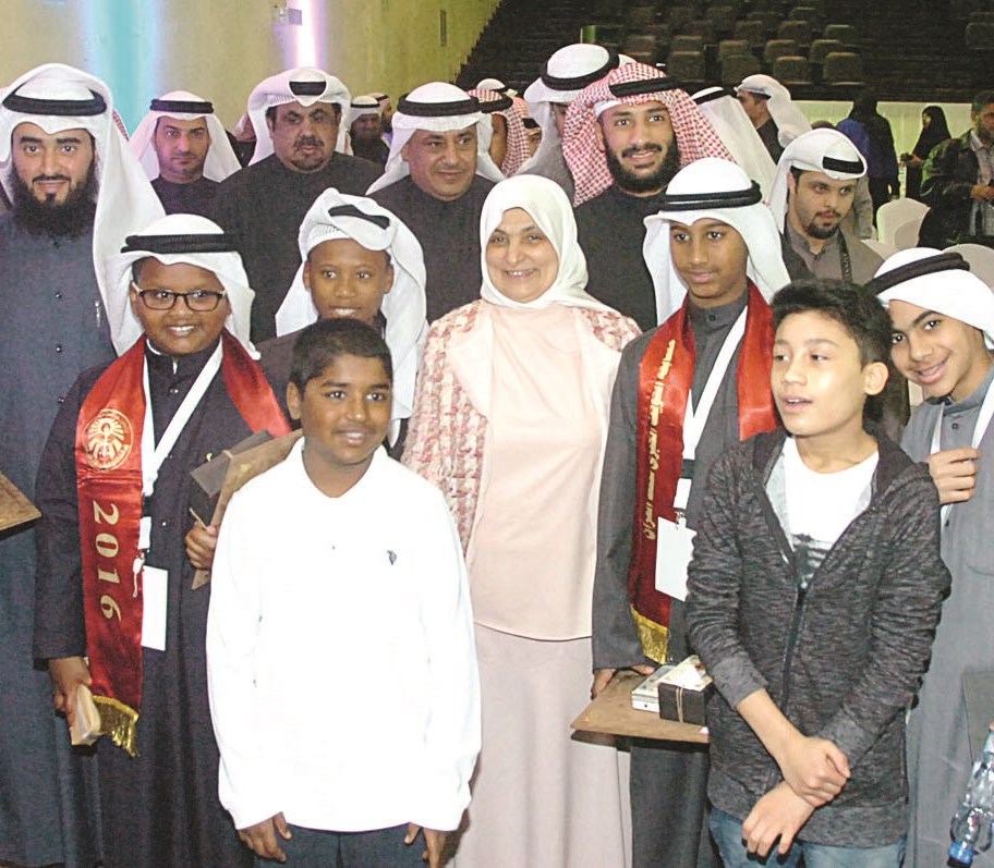 ... وتتوسط عددا من الفائزين (تصوير زكريا عطية)