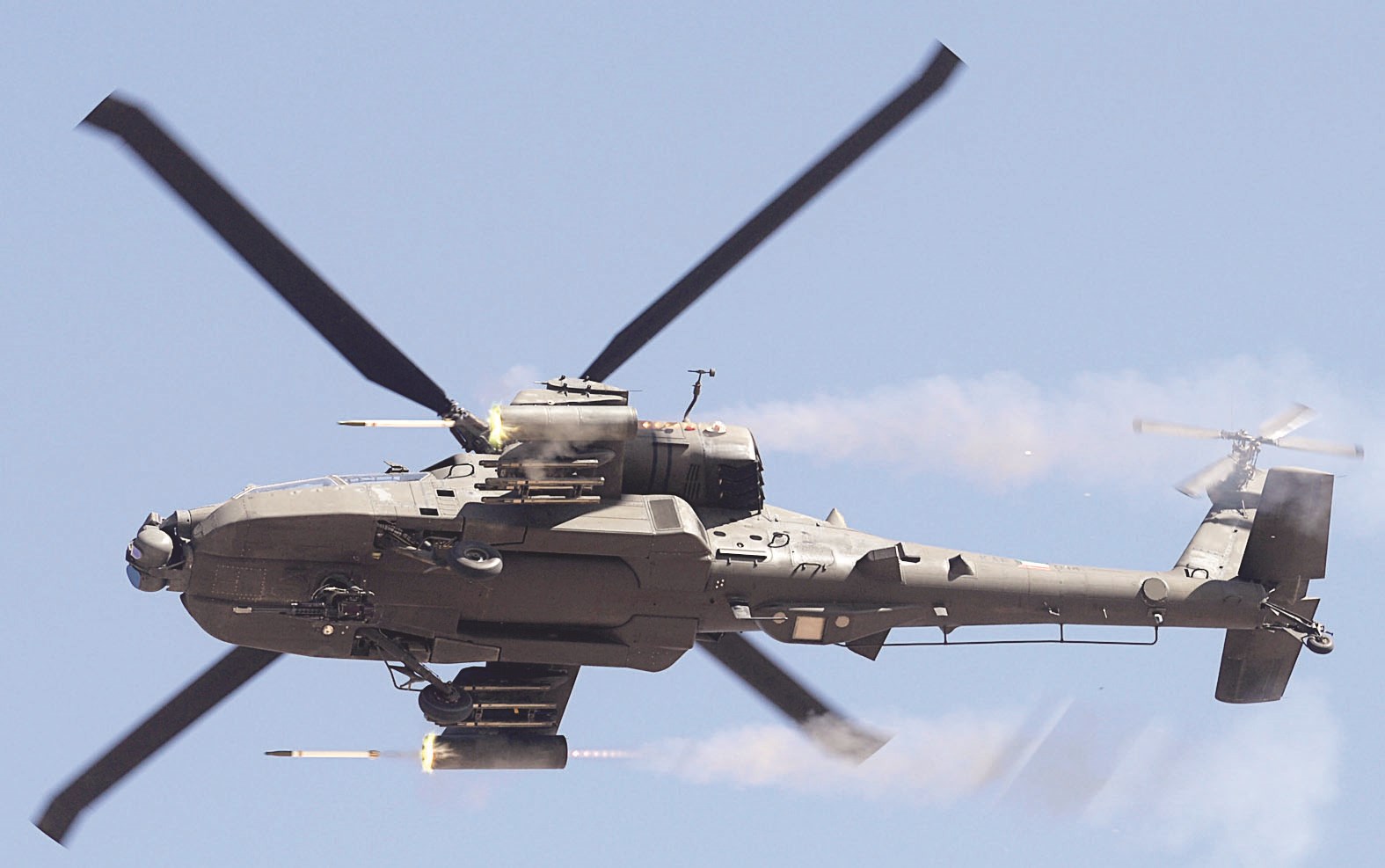 صاروخان ينطلقان من مروحية