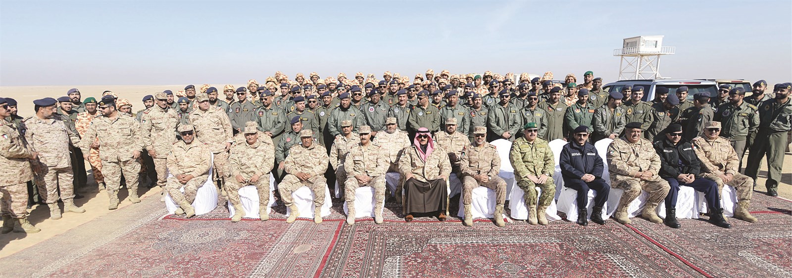 الخالد ورئيس الأركان ونائبه يتوسطون الضباط والعناصر المشاركة في التمرين