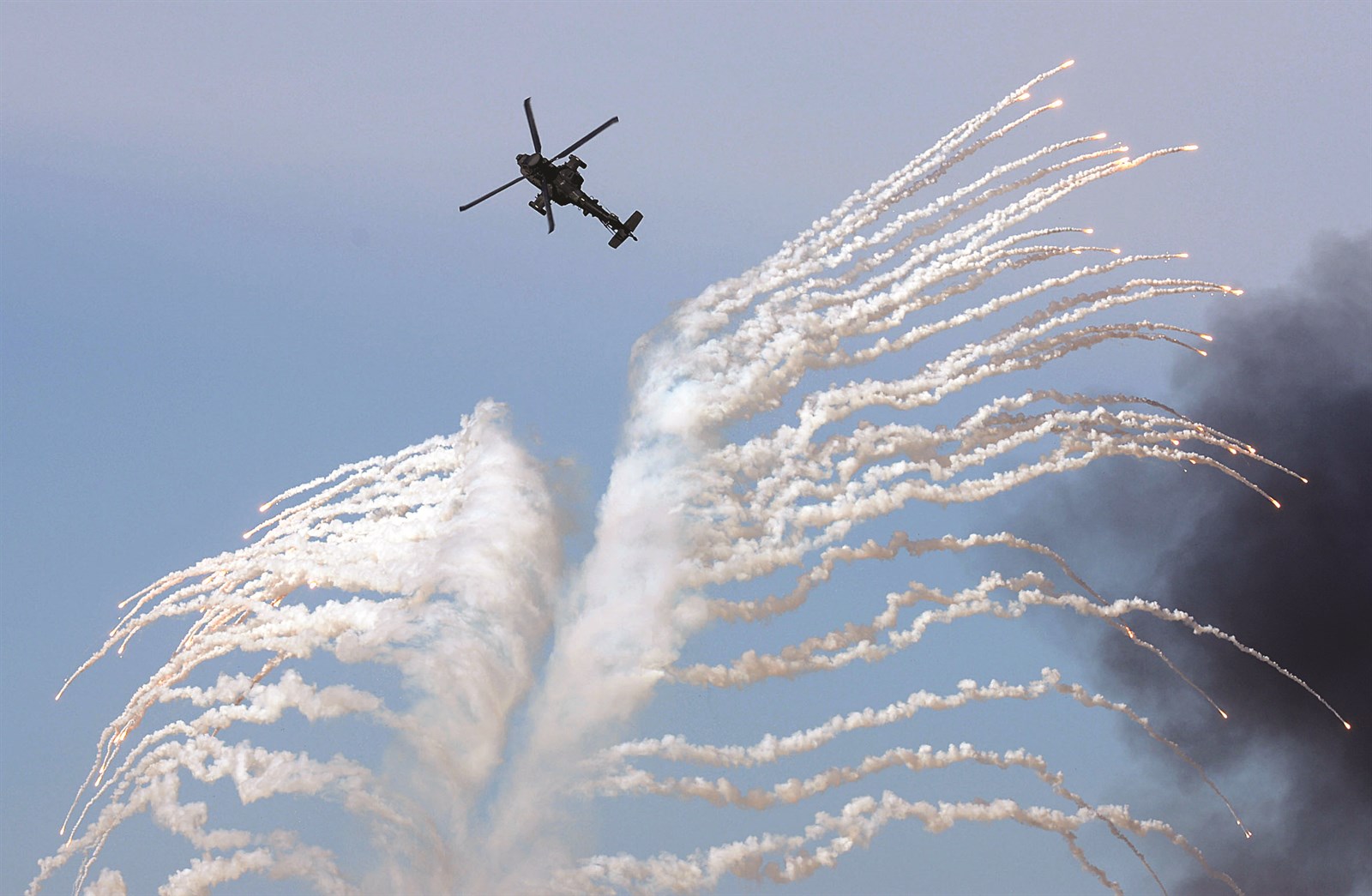 مروحية تلقي حممها على القوات المعادية