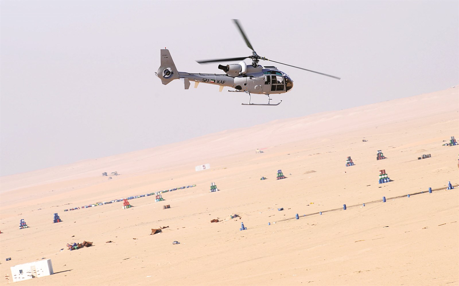 مروحية تمشط المنطقة بعد تطهيرها من مخترقي الحدود