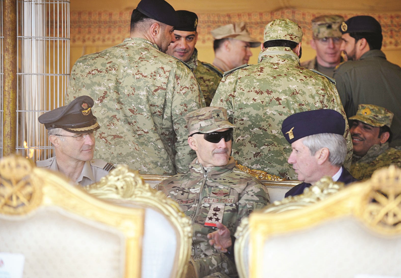 ملحقون عسكريون يتابعون التمرين