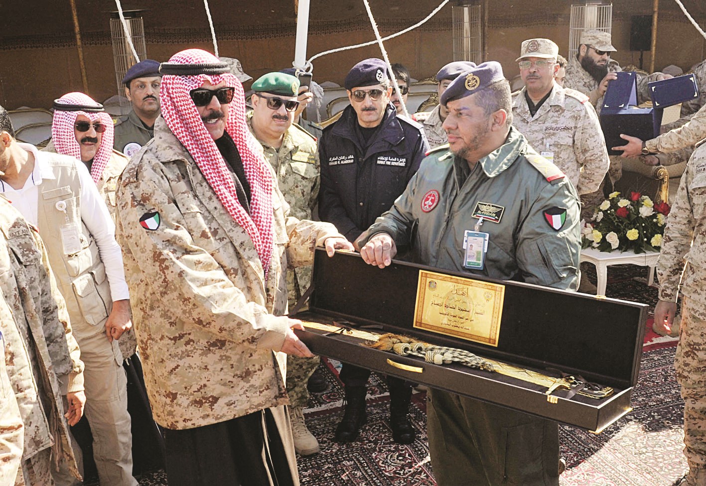 وزير الدفاع يتلقى سيفا هدية من قيادة القوة الجوية