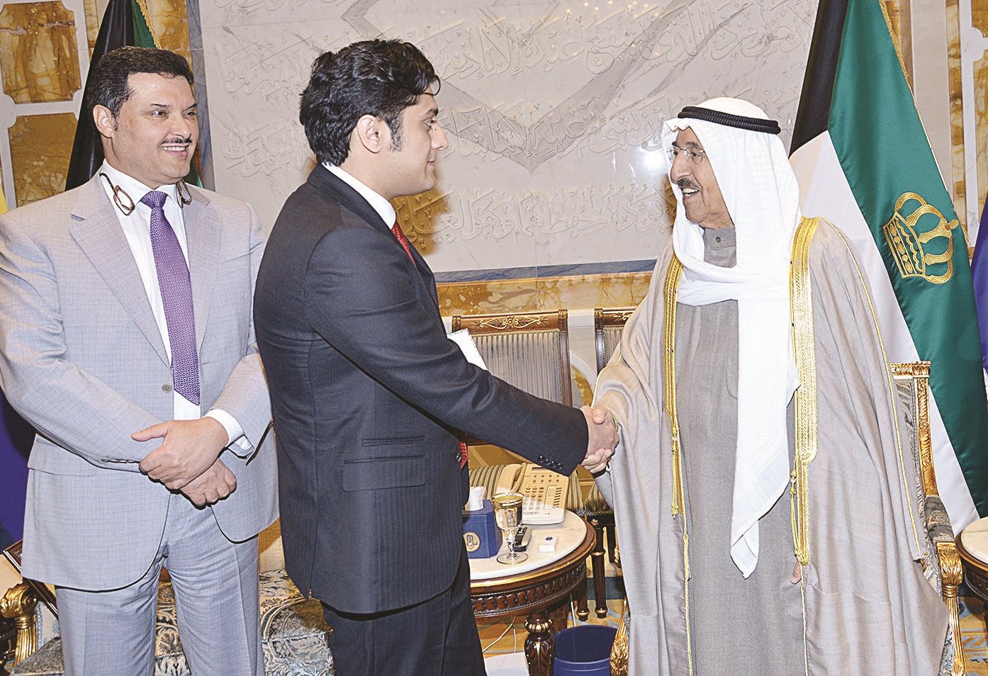 ... ومصافحاً زياد الكندري