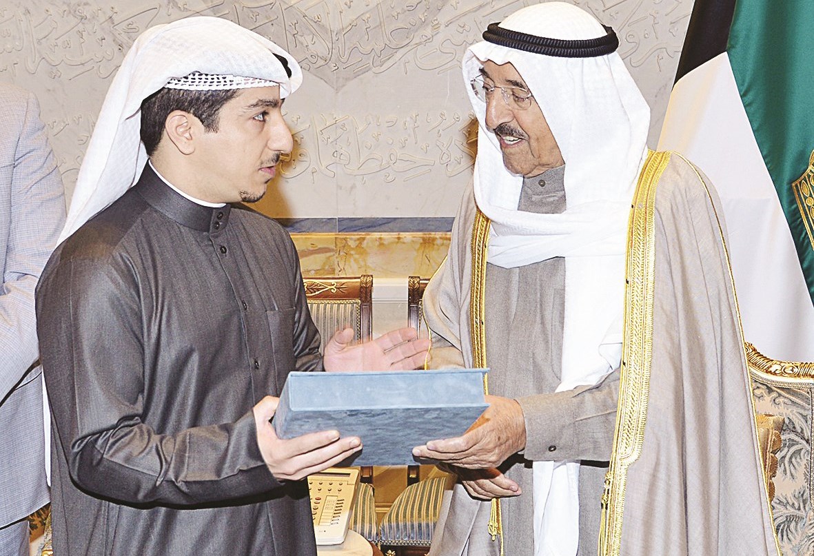 سموه متسلماً رسالة الدكتوراه من أبوالحسن