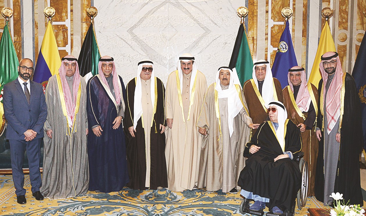 ...ومتوسطاً أسرة معرفي