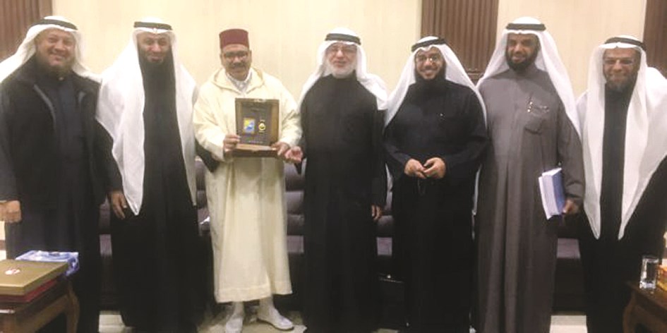 ... ومكرماً من أساتذة كلية الشريعة في زيارة سابقة