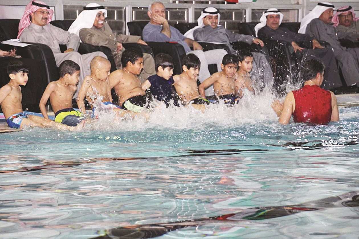 مجموعة من الطلاب المشاركين في مهرجان السباحة