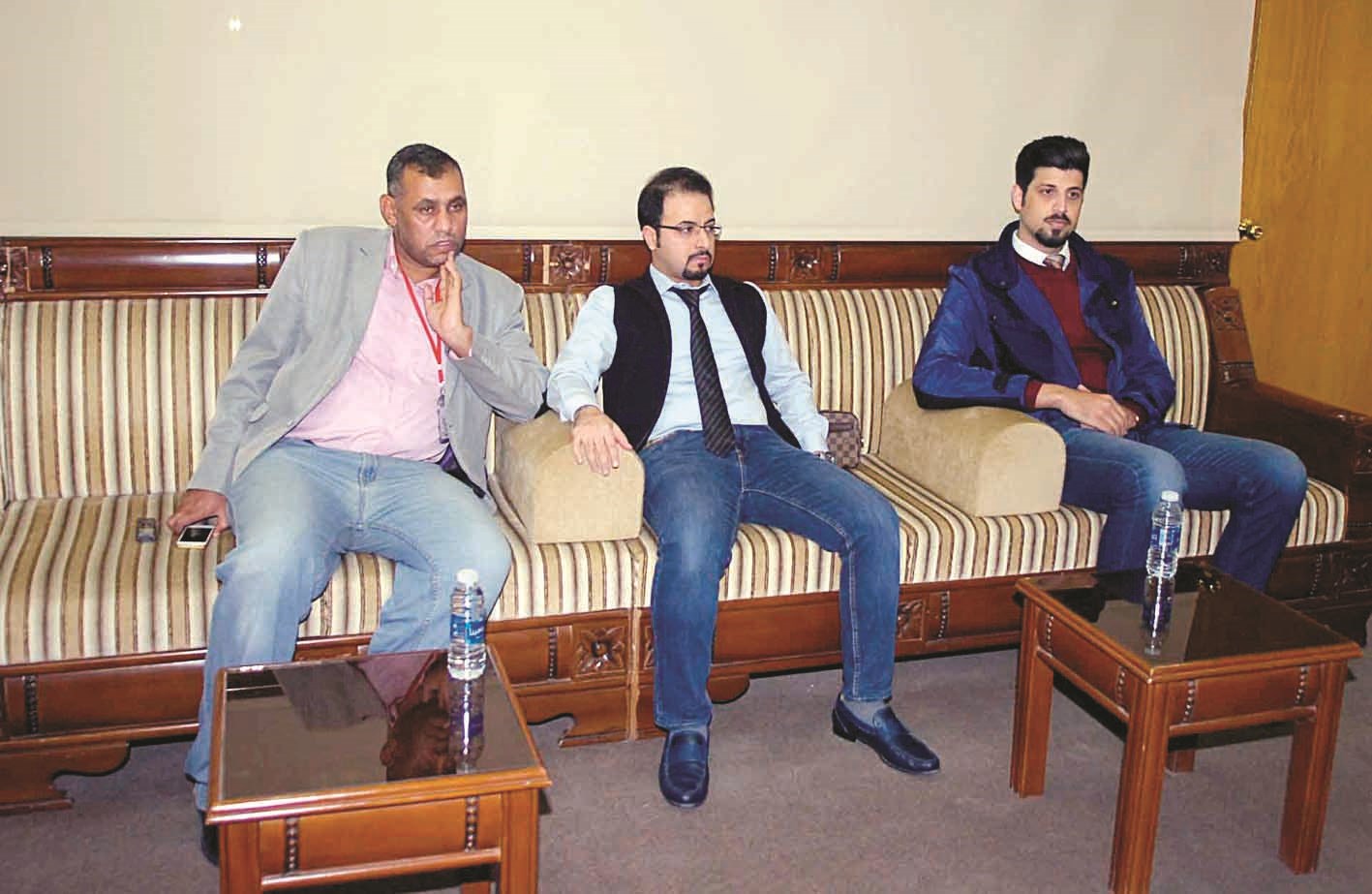 الزميل عمر العلاس يتابع حديث الأطباء في الديوانية