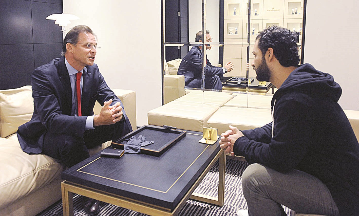 شميت متحدثاً للزميل علاء محمود   (تصوير بسام زيدان)