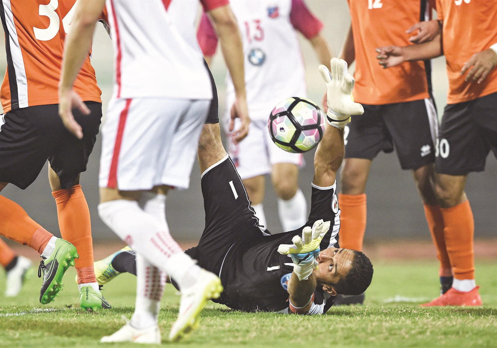 u062du0627u0631u0633 u0643u0627u0638u0645u0629 u0634u0647u0627u0628 u0643u0646u0643u0648u0646u064a u0641u064a u0644u0642u0637u0629 u0645u0646 u0622u062eu0631 u0645u0628u0627u0631u0627u0629 u0644u0641u0631u064au0642u0647 u0627u0645u0627u0645 u00abu0627u0644u0643u0648u064au062au00bb      (u062au0635u0648u064au0631 u062cu0627u0633u0645 u0628u0627u0631u0648u0646)