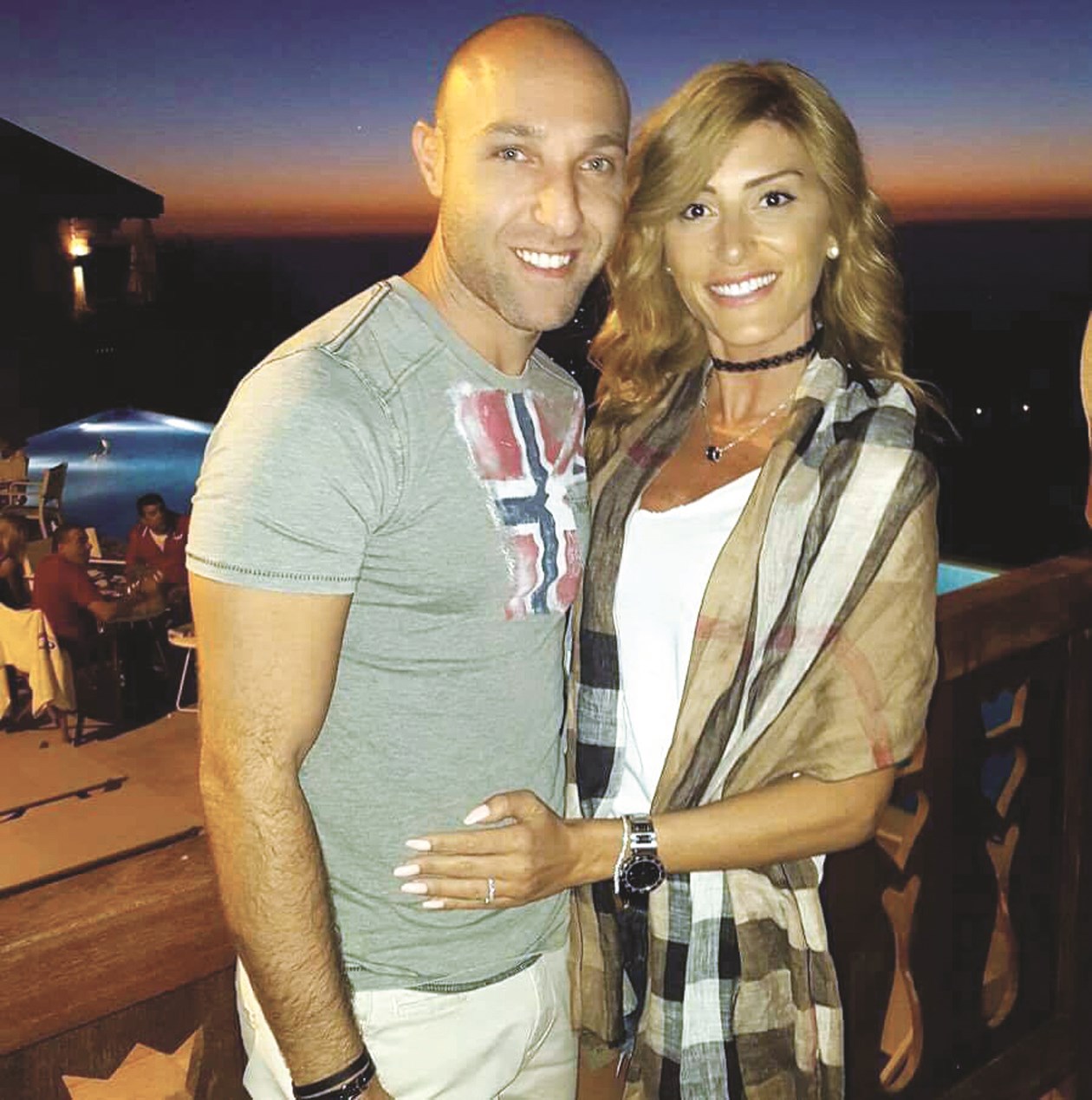 u0647u064au0643u0644 u0645u0633u0644u0651u0645 u0648u0632u0648u062cu062au0647