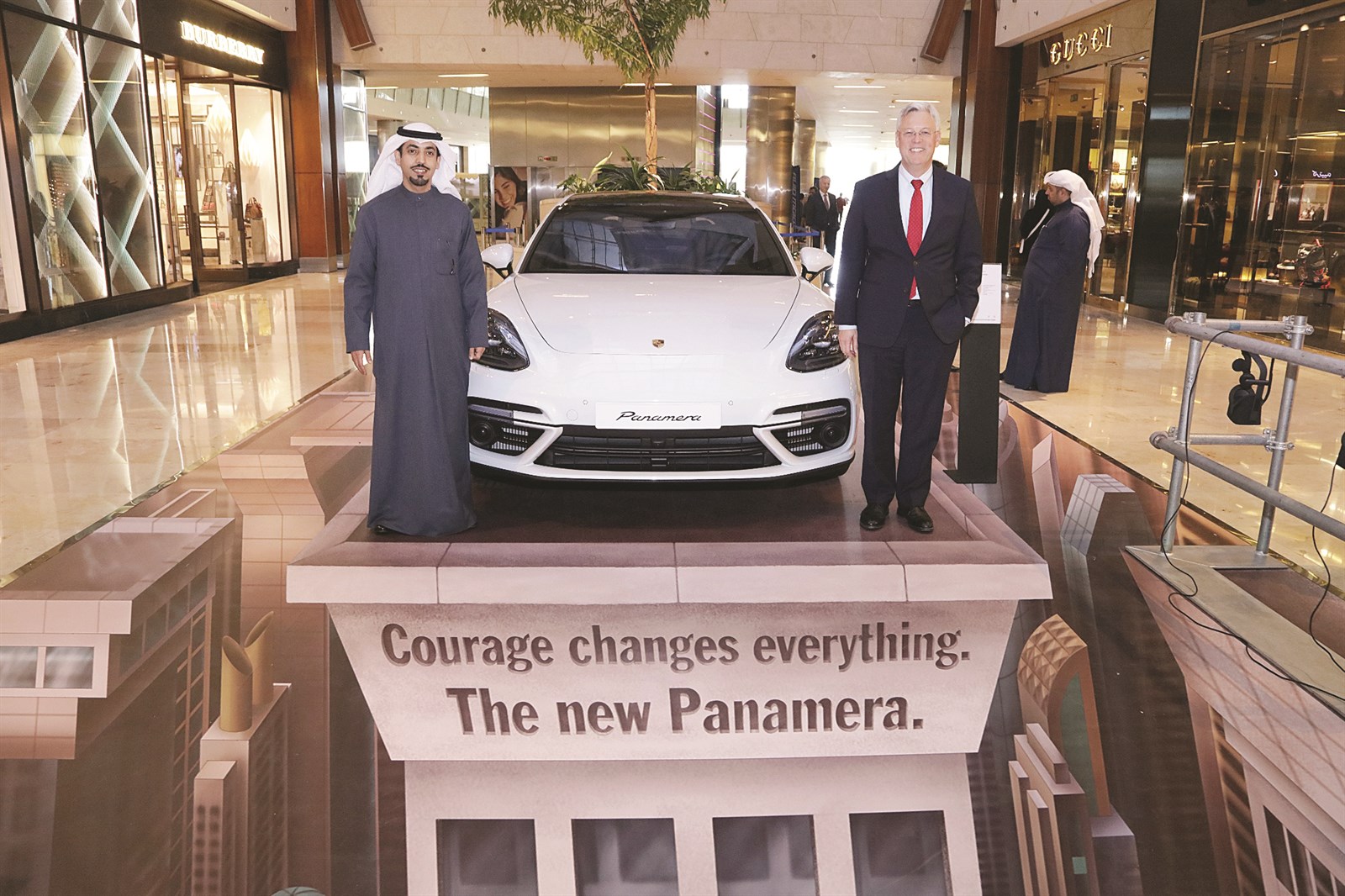 مسؤولان من الشركة خلال المعرض