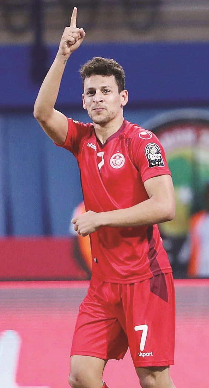 التونسي يوسف المساكني محتفلاً بهدفه في مرمى الجزائر     (إ ب أ)