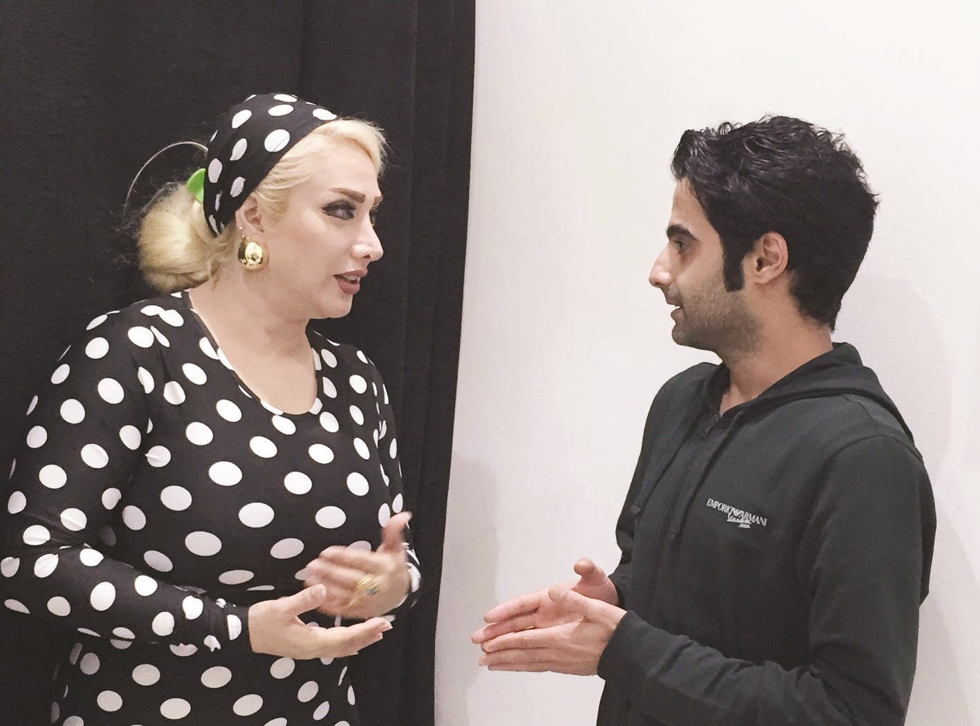 ميس قمر متحدثةً إلى الزميل حمود العنزي