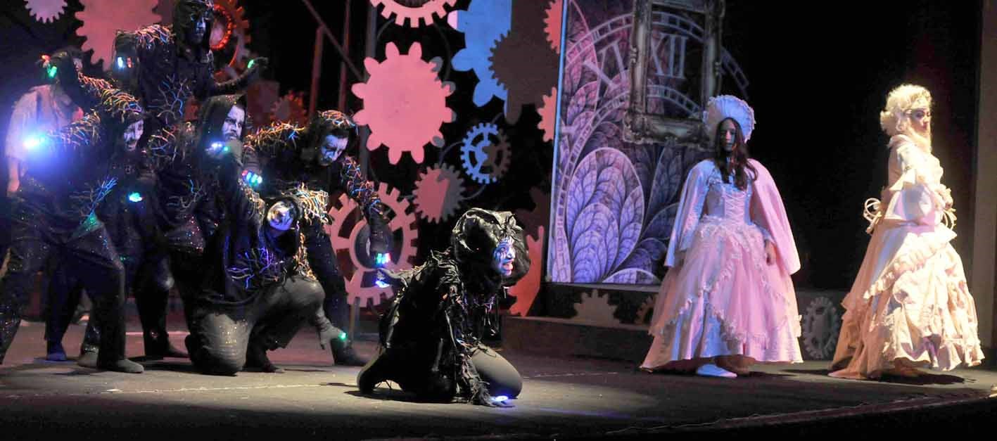 ديكور وأزياء متناسقة مع فكرة العمل