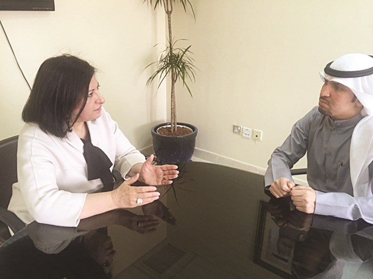 العوضي متحدثة للزميل حمد السهيل