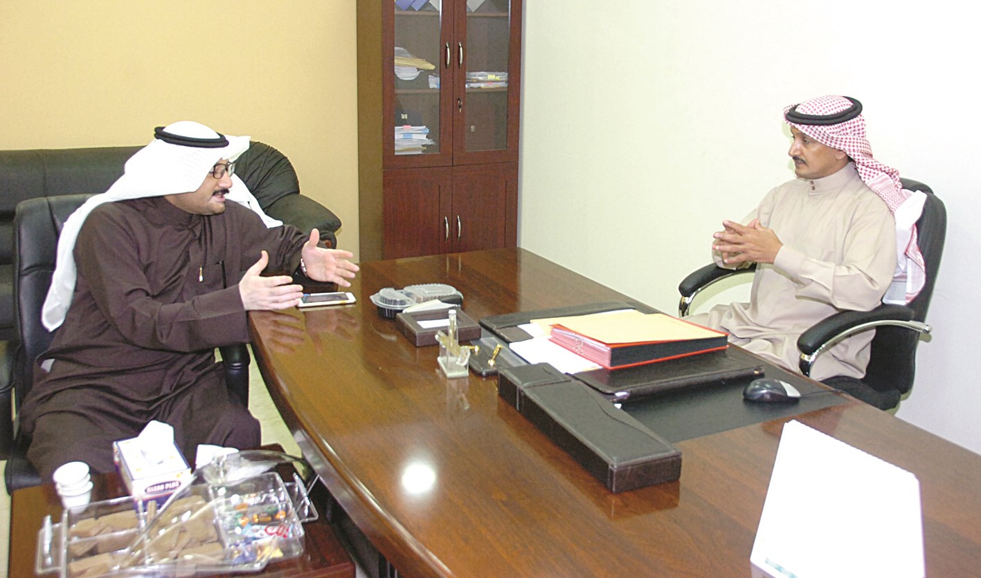 العازمي متحدثاً للزميل ناصر الفرحان (تصوير زكريا عطية)