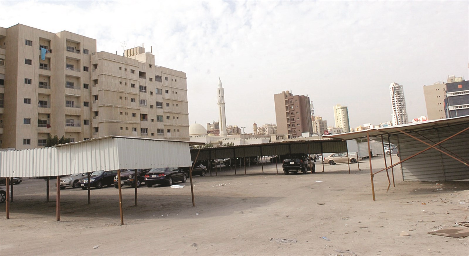 ساحة كاملة أحيطت بالمظلات العشوائية